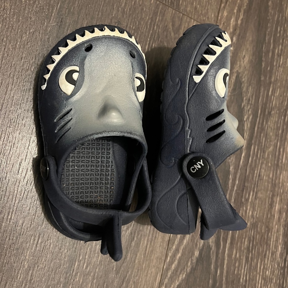 CAPELLI NY shark clogs